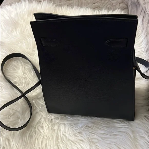 Elegant Black Crossbody Bag with Structured Design - Picture 4 of 10